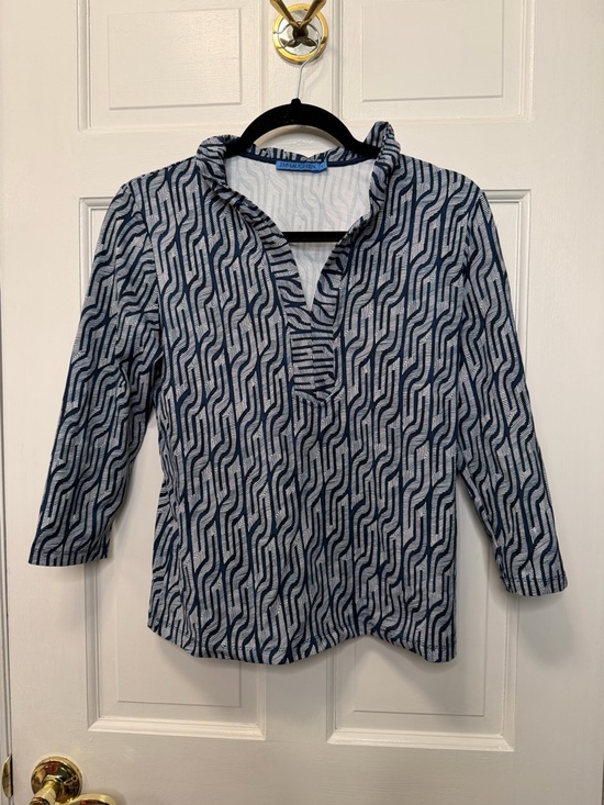 J. McLaughlin Tops - J. McLaughlin Blue White Geometric Stretch Top 3/4 Sleeve Ruffle Size Small